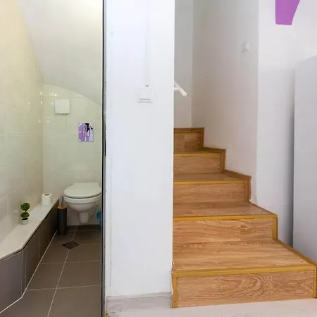 Sunny 2-bedroom Maisonette & Parking Apartament *