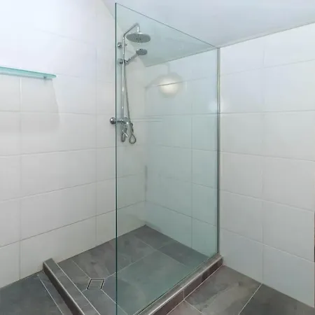 Lejlighed Sunny 2-bedroom Maisonette & Parking