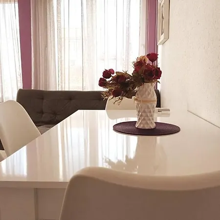 Apartmán Sunny 2-bedroom Maisonette & Parking
