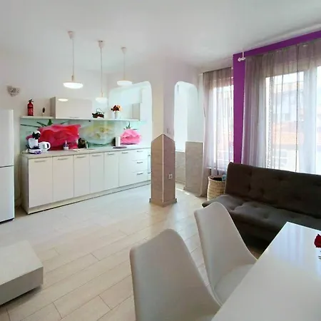 Sunny 2-bedroom Maisonette & Parking 瓦爾納